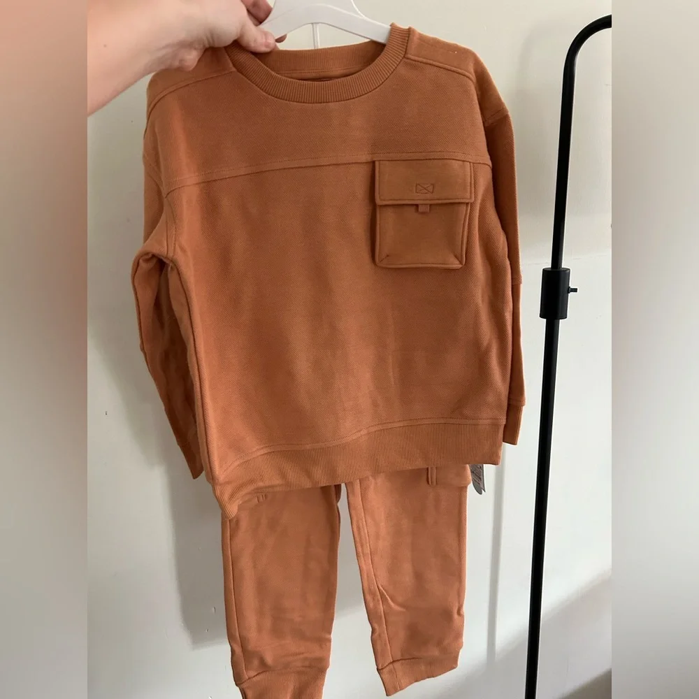 NWT Cat & Jack Orange Cargo Sweatshirt and Joggers Set 5T‎